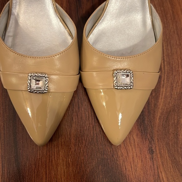 Brighton leather patent toe pumps. - Picture 5 of 7